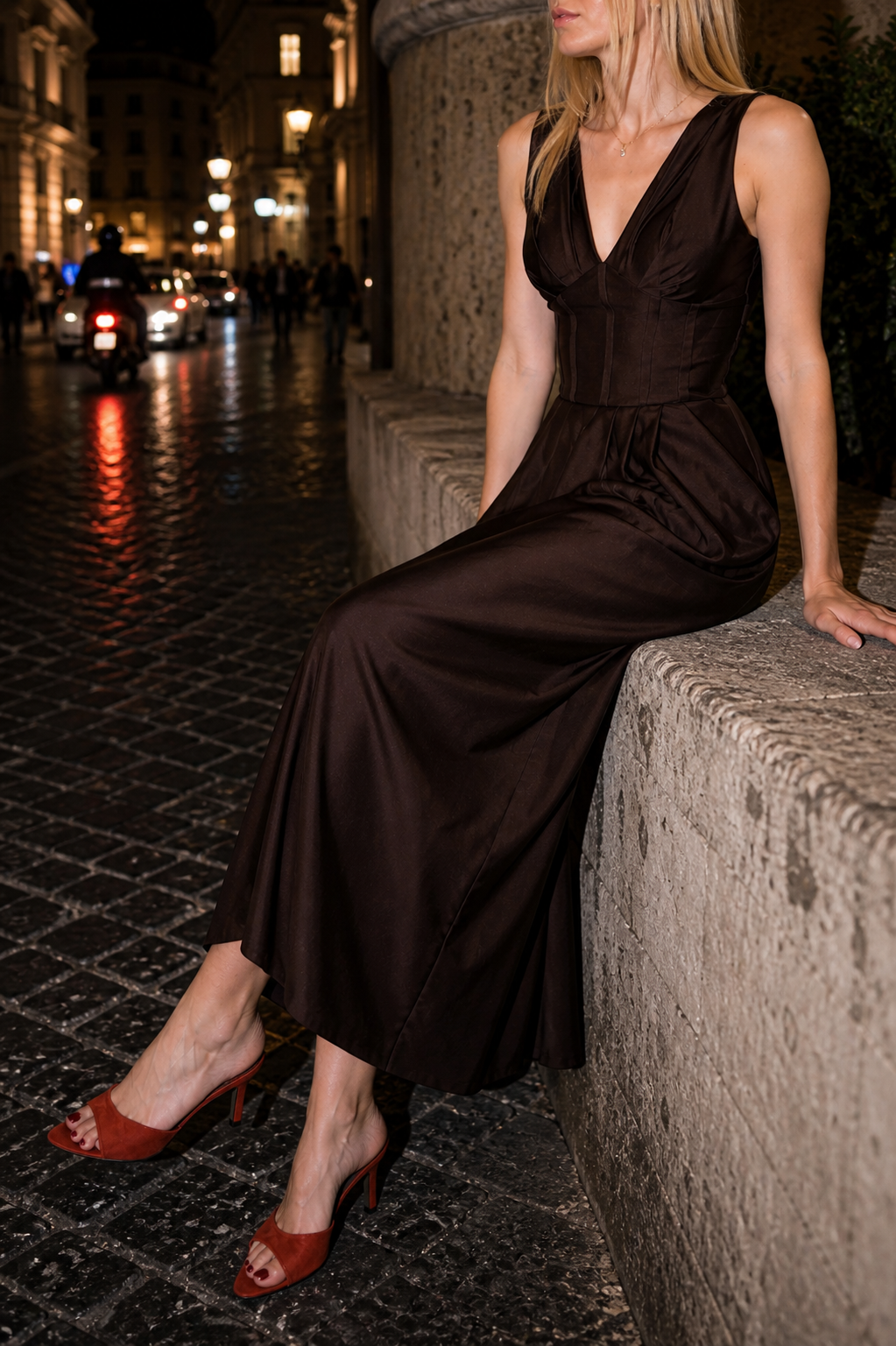 Chocolate Midnight Dress – Abito lungo color cioccolato con scollo a V | Deda Roma
