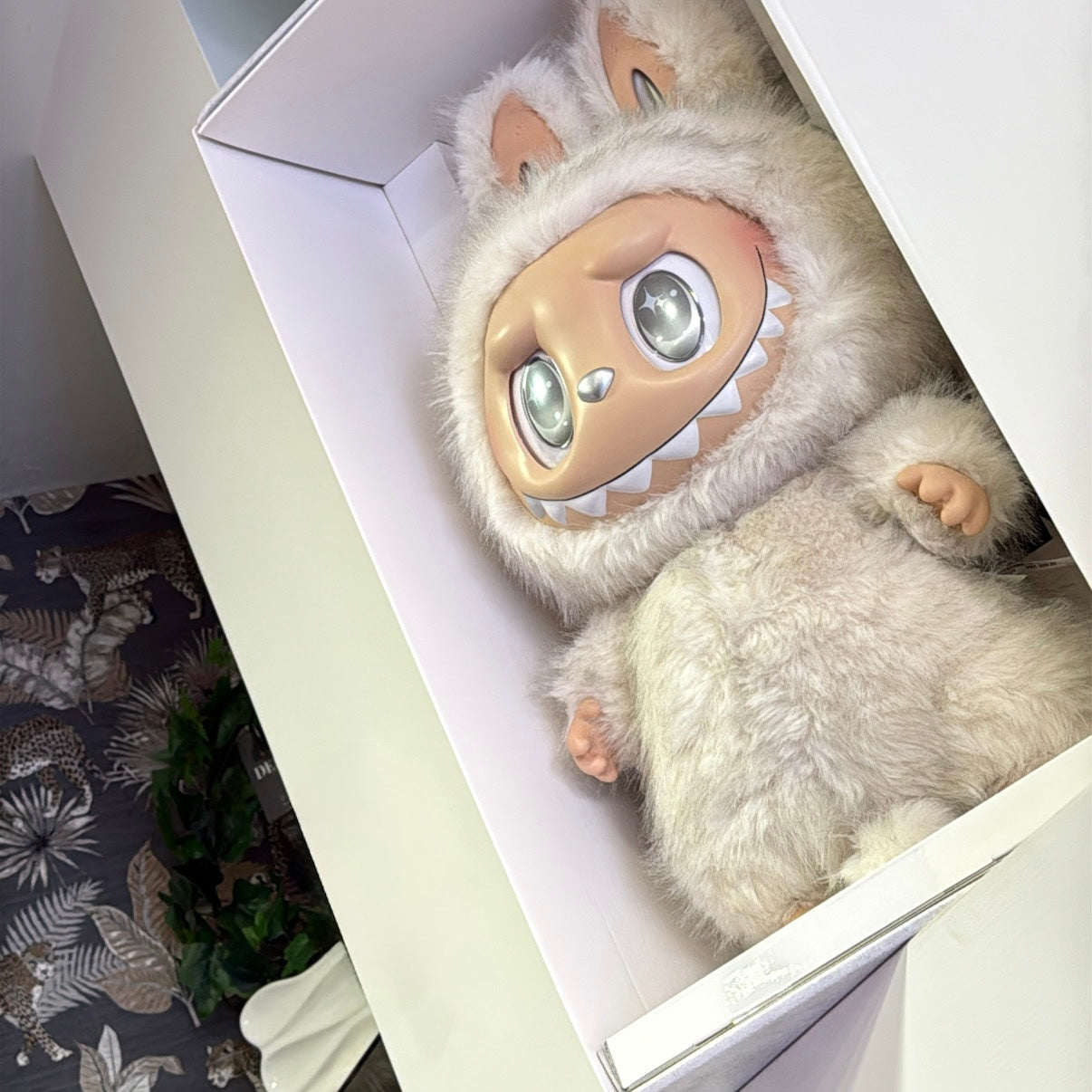 In esclusiva da Deda Roma il nuovissimo Pop Mart Labubu The Monsters Zimomo Angel In Clouds Figure! Scatola sigillata e completo di tutti i suoi accessori. I Pop Mart Labubu The Monsters Zimomo Angel In Clouds Figure sono rari e difficilissimi da trovare! Acquistalo prima che finisca! Disponibile da Deda Roma in via di monteverde 11g, a Roma in zona Monteverde