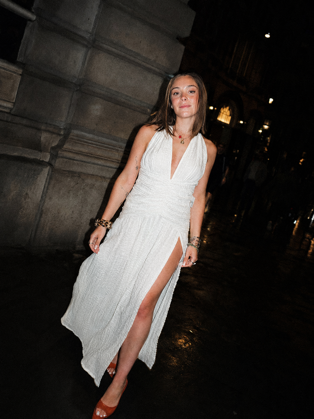 White Sunset Dress – Abito lungo plissé con spacco laterale | Deda Roma
