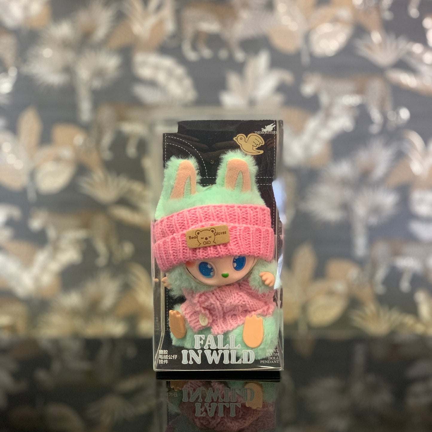 Scopri i nuovissimi Pop Mart Labubu + Dress! Il Pop Mart Labubu + Dress può essere utilizzato come portachiavi o accessorio di moda per completare il tuo stile personale. Attaccalo alla borsa, alle chiavi o ad altri oggetti personali, puoi portare i tuoi Pop Mart Labubu + Dress con te! 15cm in altezza circa. Scatola sigillata e completo di tutti i suoi accessori. The Monsters è raro e difficile da trovare! Acquistalo prima che finisca. Disponibile da Deda Roma, a Roma in zona Monteverde