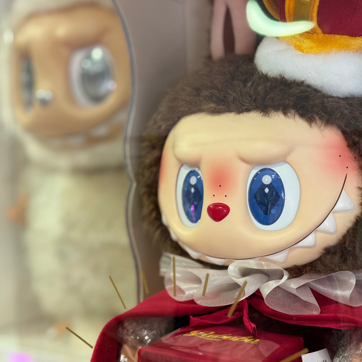 Scopri il maestoso e rarissimo Pop Mart Labubu Let’s Checkmate King! Una figura da collezione alta circa 38 cm, con corona, mantello e scatola porta anello. Perfetta come decorazione, regalo unico o proposta romantica. Scatola sigillata, edizione limitata e difficile da trovare! Acquistalo prima che finisca! Disponibile da Deda Roma, a Roma in zona Monteverde.