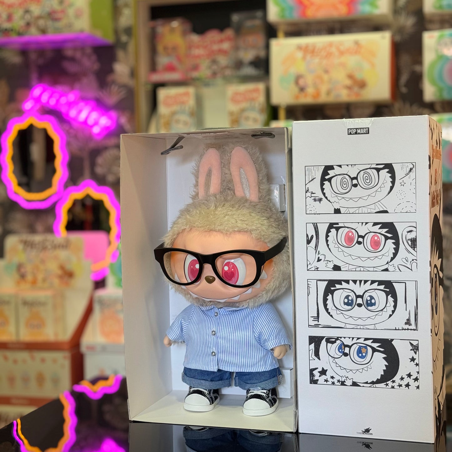 Scopri il maestoso e rarissimo Pop Mart Labubu Flip With Me! Una figura da collezione alta circa 38 cm, con corona, mantello e scatola porta anello. Perfetta come decorazione, regalo unico o proposta romantica. Scatola sigillata, edizione limitata e difficile da trovare! Acquistalo prima che finisca! Disponibile da Deda Roma, a Roma in zona Monteverde.