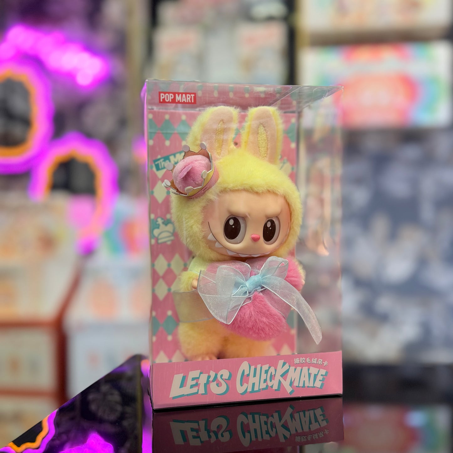 Scopri il maestoso e rarissimo Pop Mart Labubu Let’s Checkmate Queen! Una figura da collezione con corona e cuore. Perfetta come decorazione, regalo unico o proposta romantica. Scatola sigillata, edizione limitata e difficile da trovare! Acquistalo prima che finisca! Disponibile da Deda Roma, a Roma in Via di Monteverde 11G o online su dedaroma.com