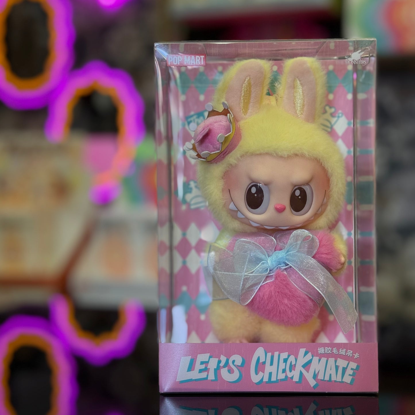 Scopri il maestoso e rarissimo Pop Mart Labubu Let’s Checkmate Queen! Una figura da collezione con corona e cuore. Perfetta come decorazione, regalo unico o proposta romantica. Scatola sigillata, edizione limitata e difficile da trovare! Acquistalo prima che finisca! Disponibile da Deda Roma, a Roma in Via di Monteverde 11G o online su dedaroma.com