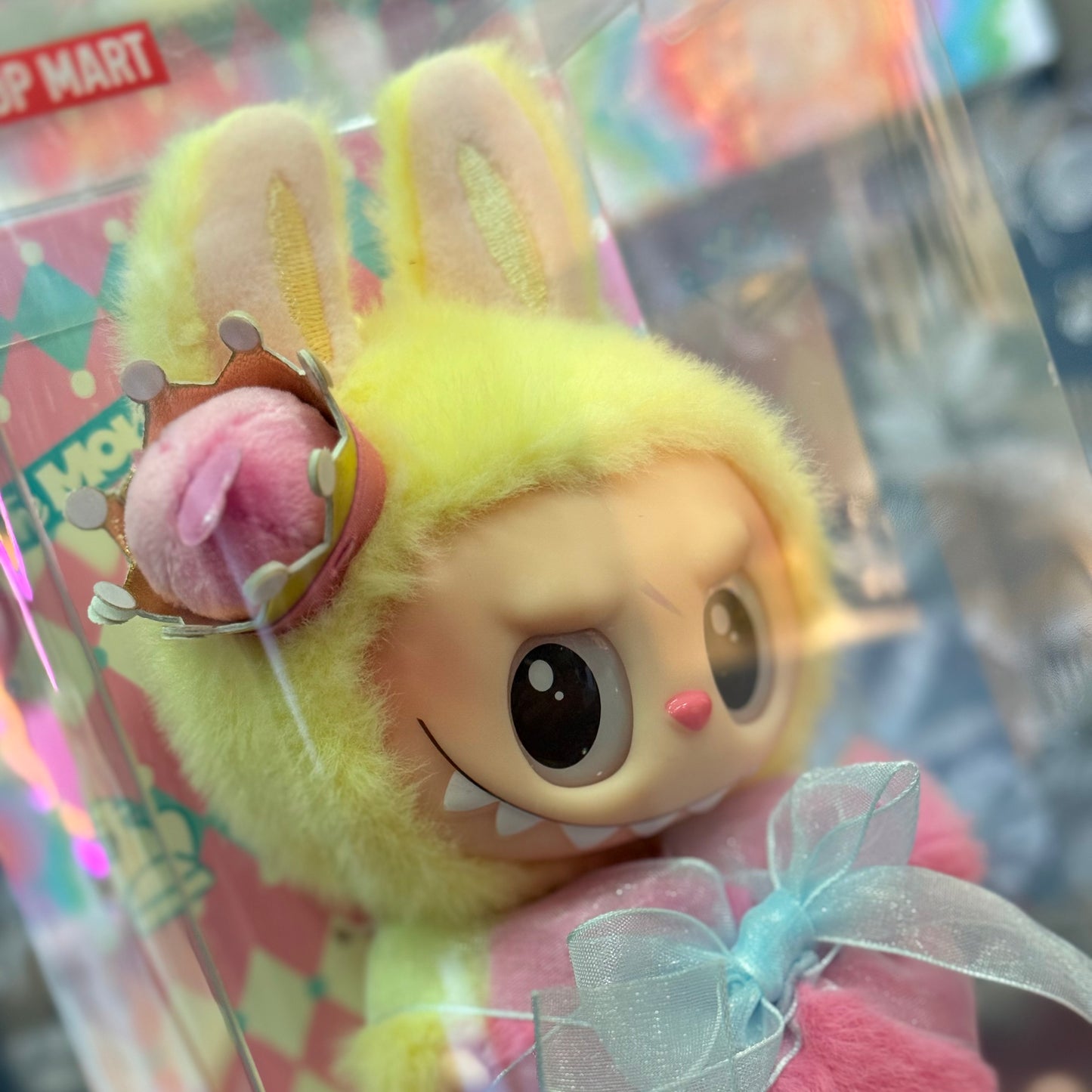 Scopri il maestoso e rarissimo Pop Mart Labubu Let’s Checkmate Queen! Una figura da collezione con corona e cuore. Perfetta come decorazione, regalo unico o proposta romantica. Scatola sigillata, edizione limitata e difficile da trovare! Acquistalo prima che finisca! Disponibile da Deda Roma, a Roma in Via di Monteverde 11G o online su dedaroma.com