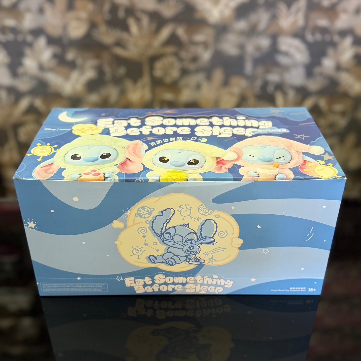 Blind Box Miniso x Disney Stitch Eat Something Before Sleep. Disponibile da Deda Roma, Via di Monteverde 11G, o online su dedaroma.com con spedizione sicura.