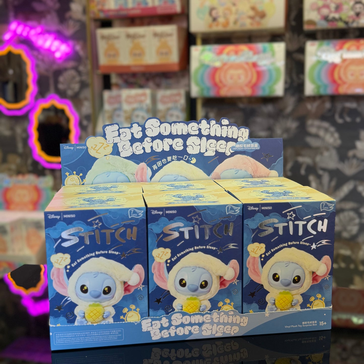 Blind Box Miniso x Disney Stitch Eat Something Before Sleep. Disponibile da Deda Roma, Via di Monteverde 11G, o online su dedaroma.com con spedizione sicura.