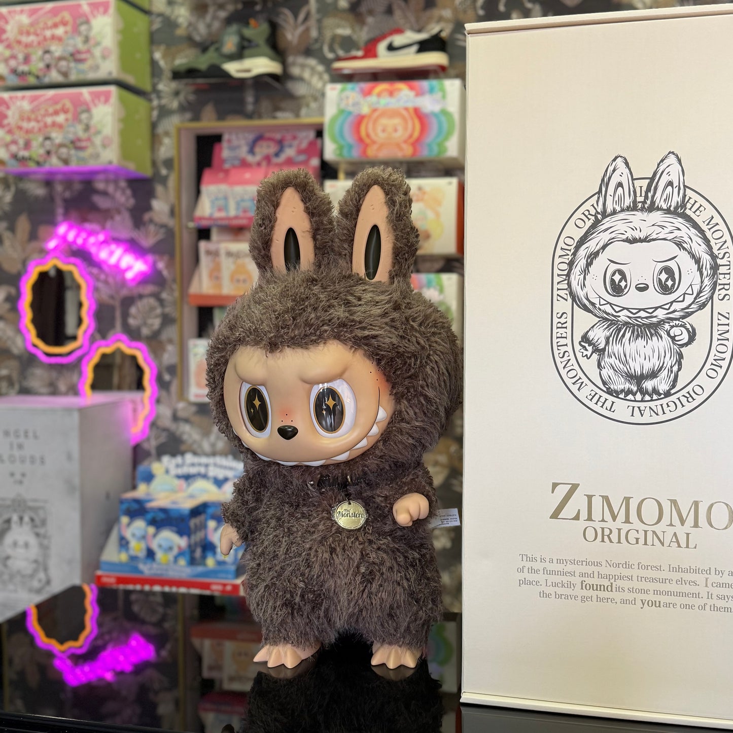 Acquista "Labubu Zimomo I Found You" originale Pop Mart in esclusiva da Dedaroma in Via di Monteverde 11G a Roma. Rivenditori esclusivi a Roma e in Italia con spedizione express gratuita.