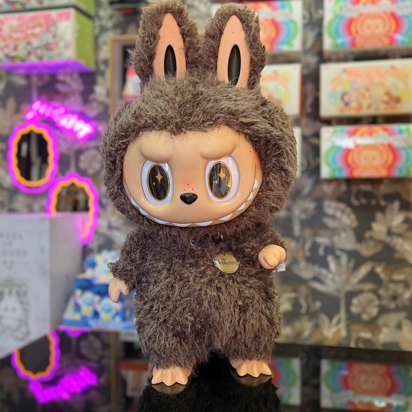 Acquista "Labubu Zimomo I Found You" originale Pop Mart in esclusiva da Dedaroma in Via di Monteverde 11G a Roma. Rivenditori esclusivi a Roma e in Italia con spedizione express gratuita.