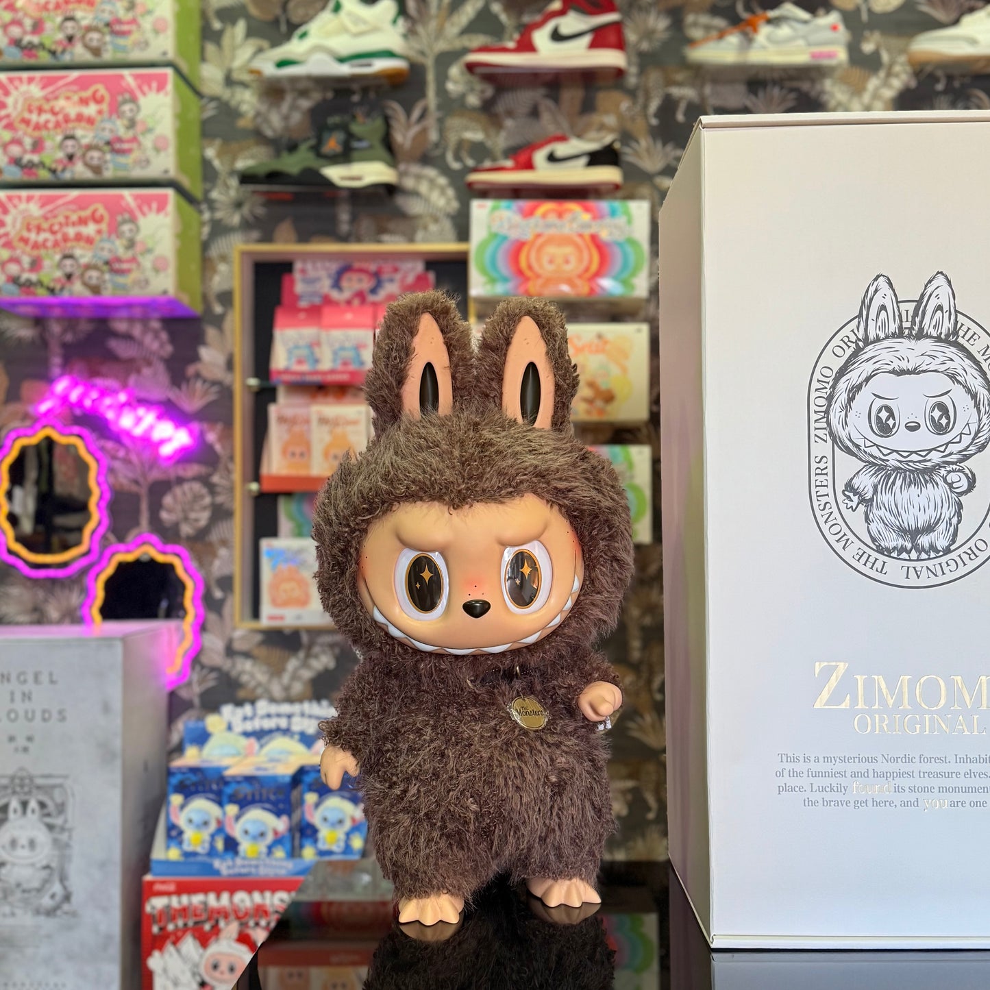 Acquista "Labubu Zimomo I Found You" originale Pop Mart in esclusiva da Dedaroma in Via di Monteverde 11G a Roma. Rivenditori esclusivi a Roma e in Italia con spedizione express gratuita.