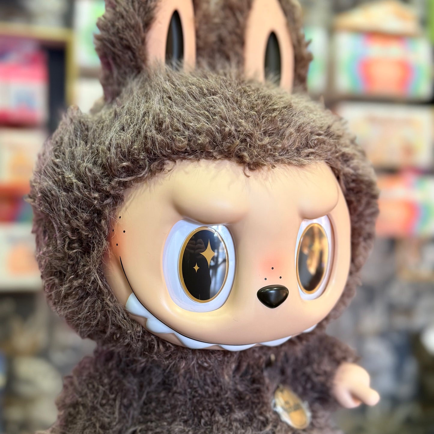 Acquista "Labubu Zimomo I Found You" originale Pop Mart in esclusiva da Dedaroma in Via di Monteverde 11G a Roma. Rivenditori esclusivi a Roma e in Italia con spedizione express gratuita.