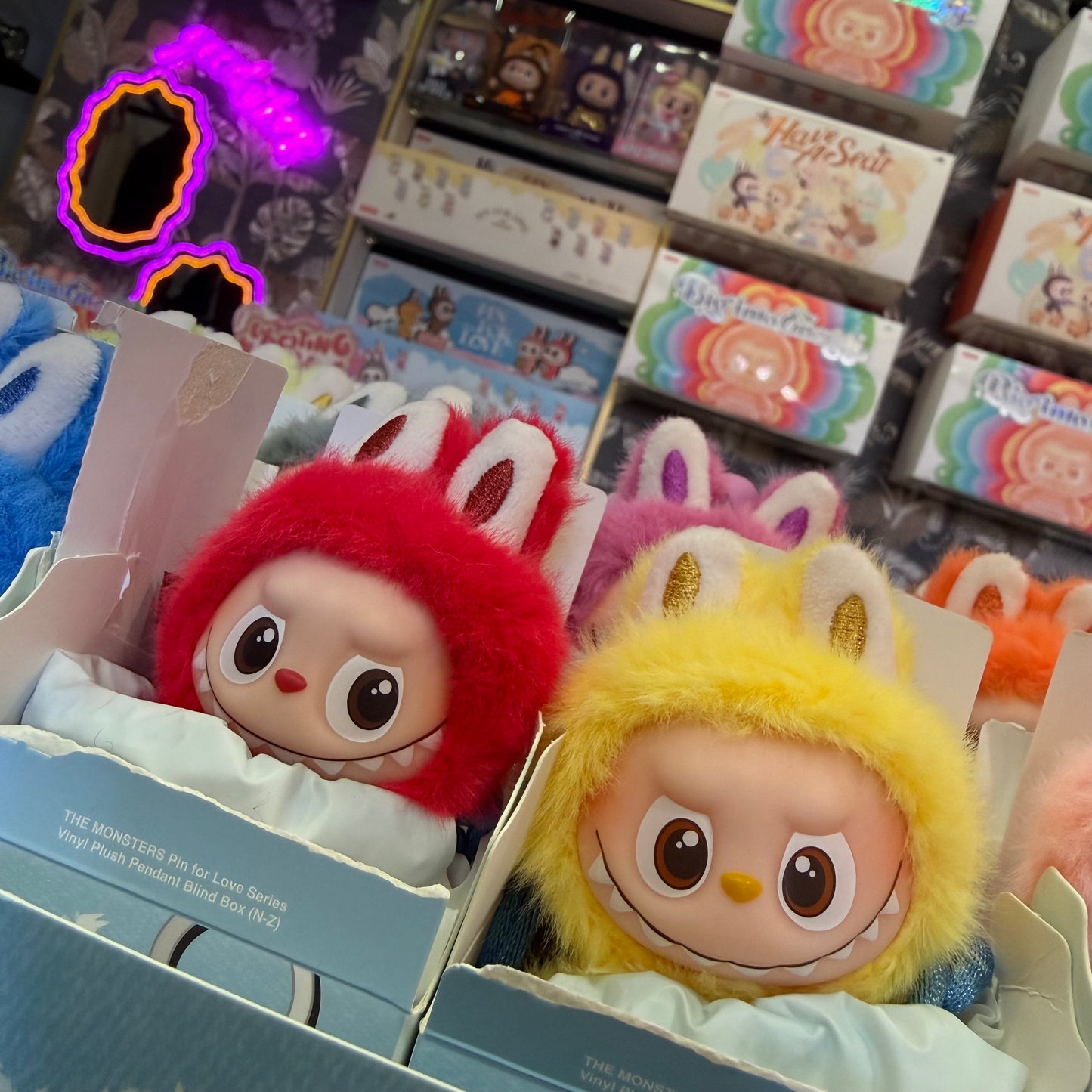 Novità in esclusiva da Deda Roma POP MART Labubu “Pin for Love” con possibilità di scelta della lettera. Disponibile da Deda Roma, Via di Monteverde 11G o online dedaroma.com con spedizione express.