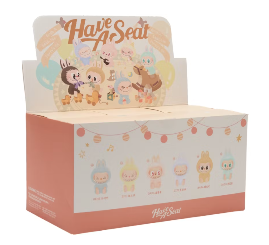 Scopri in esclusiva da Deda Roma i nuovissimi Pop Mart Labubu The Monsters Have A Seat Vinyl Face! Il Pop Mart Labubu The Monsters Have A Seat Vinyl Face può essere utilizzato come portachiavi o accessorio di moda per completare il tuo stile personale. Scatola sigillata e completo di tutti i suoi accessori. I Pop Mart Labubu The Monsters Have A Seat Vinyl Face sono rari e difficilissimi da trovare! Acquistalo prima che finisca! Disponibile in esclusiva da Deda Roma in Via di Monteverde 11G a Roma