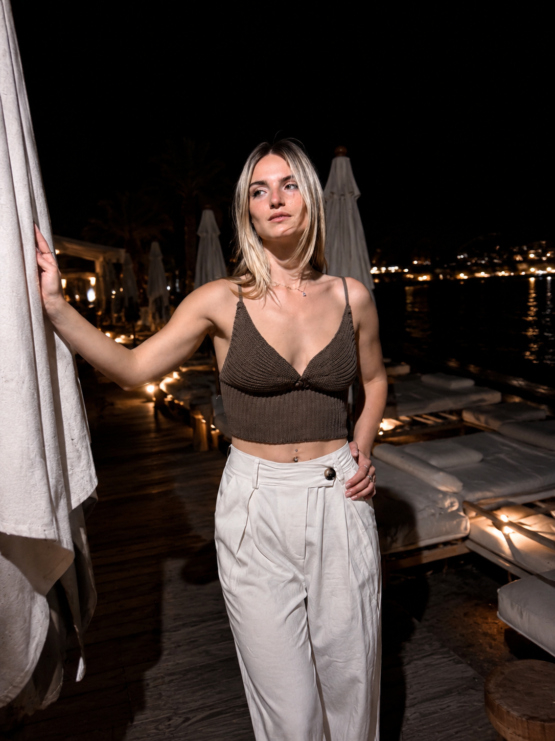 Milos Knit Top – Top crochet marrone con spalline sottili | Deda Roma