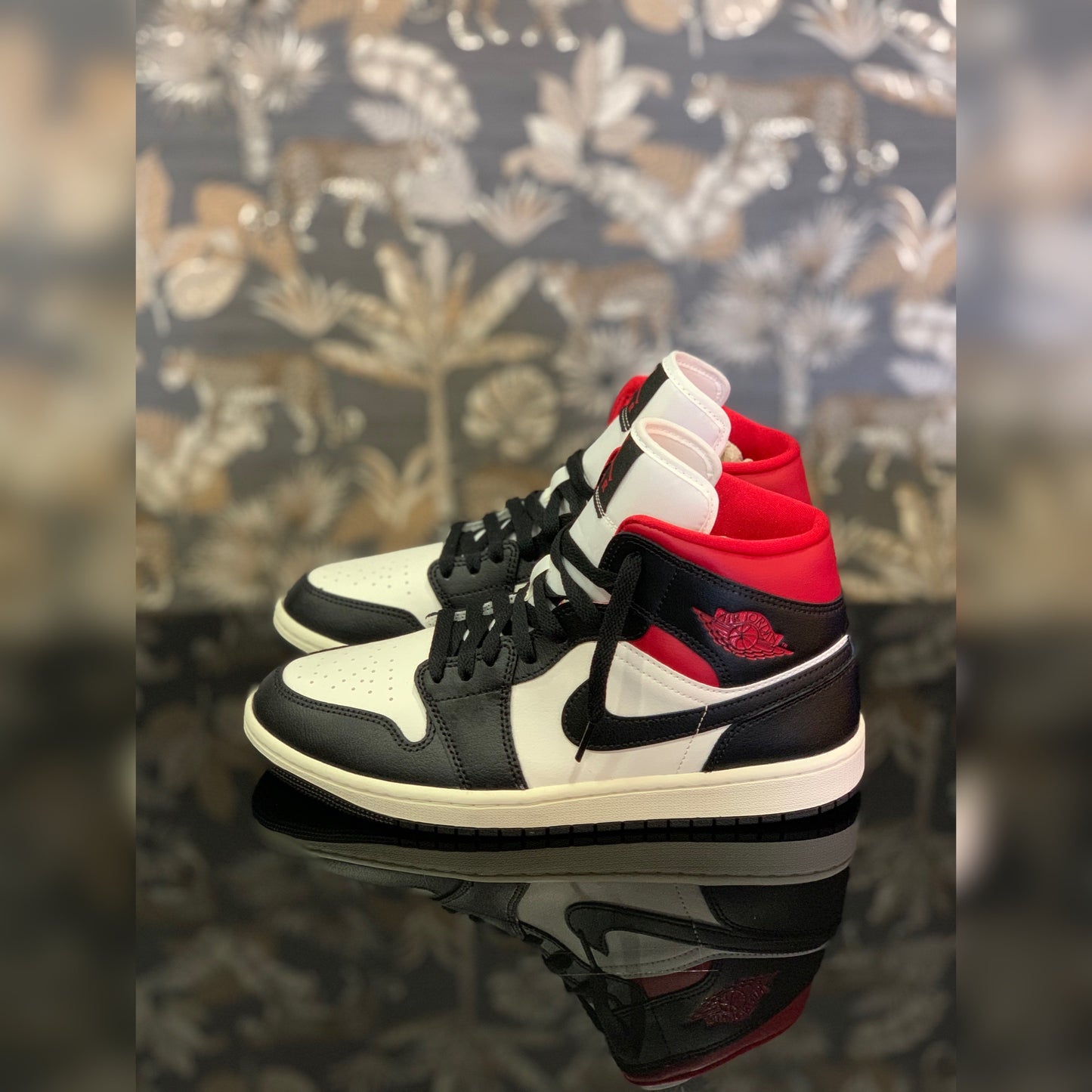 Jordan 1 Mid Gym Red Panda: Stile Ardente e Comfort Impeccabile su Deda Roma
