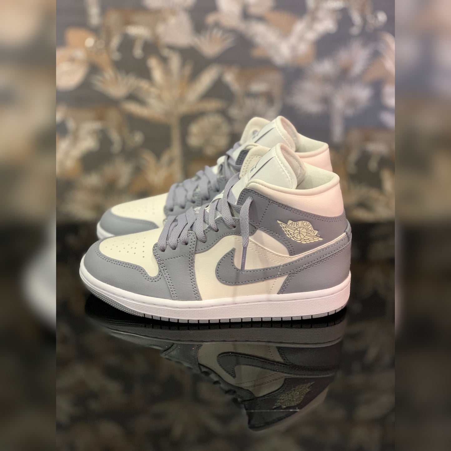 Jordan 1 Mid Stealth: Stile e Eleganza Unite su Deda Roma