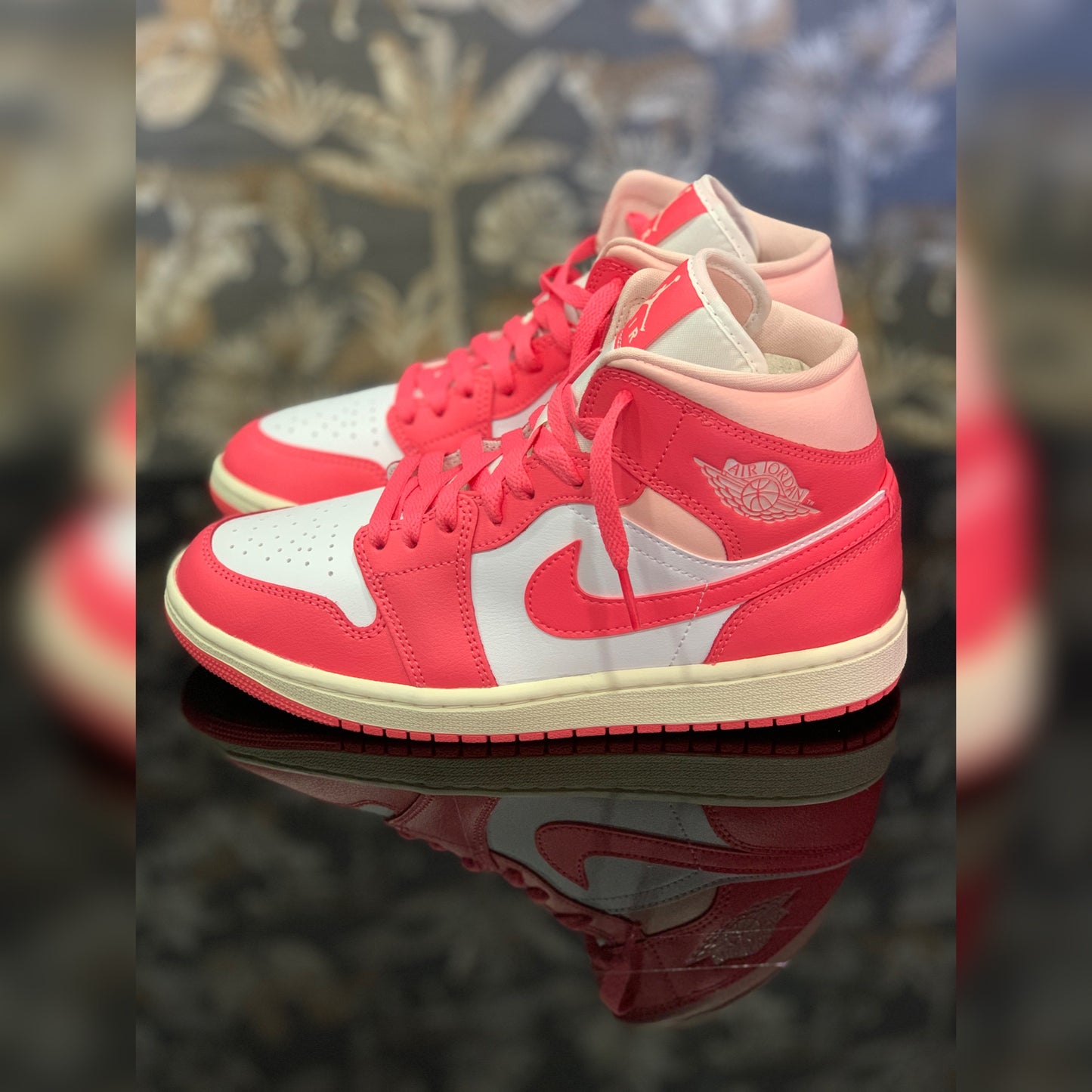 Jordan 1 Mid Strawberries and Cream | Le Sneakers Jordan per un Look unico da Deda Roma