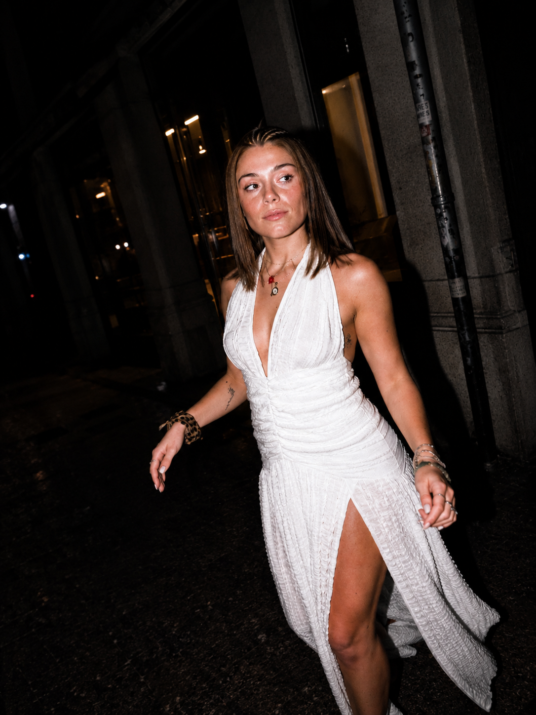White Sunset Dress – Abito lungo plissé con spacco laterale | Deda Roma