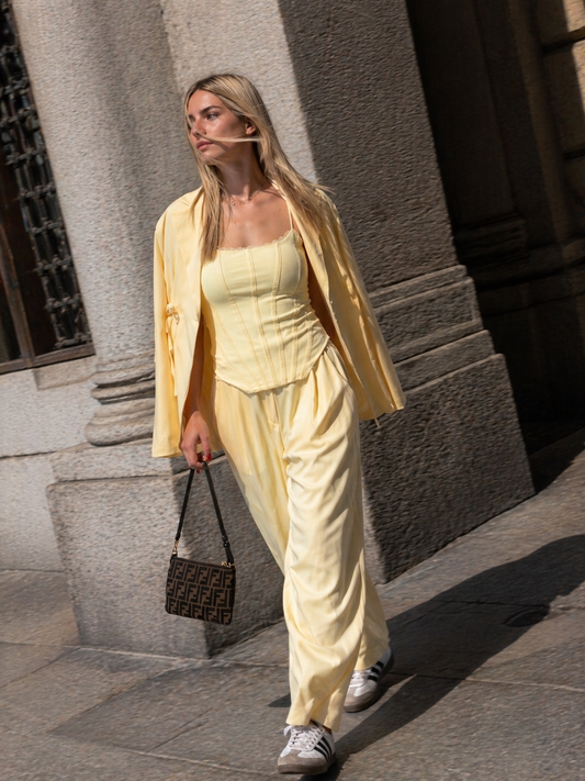 Butter Glow Suit – Tailleur giallo burro con blazer e pantalone morbido | Deda Roma