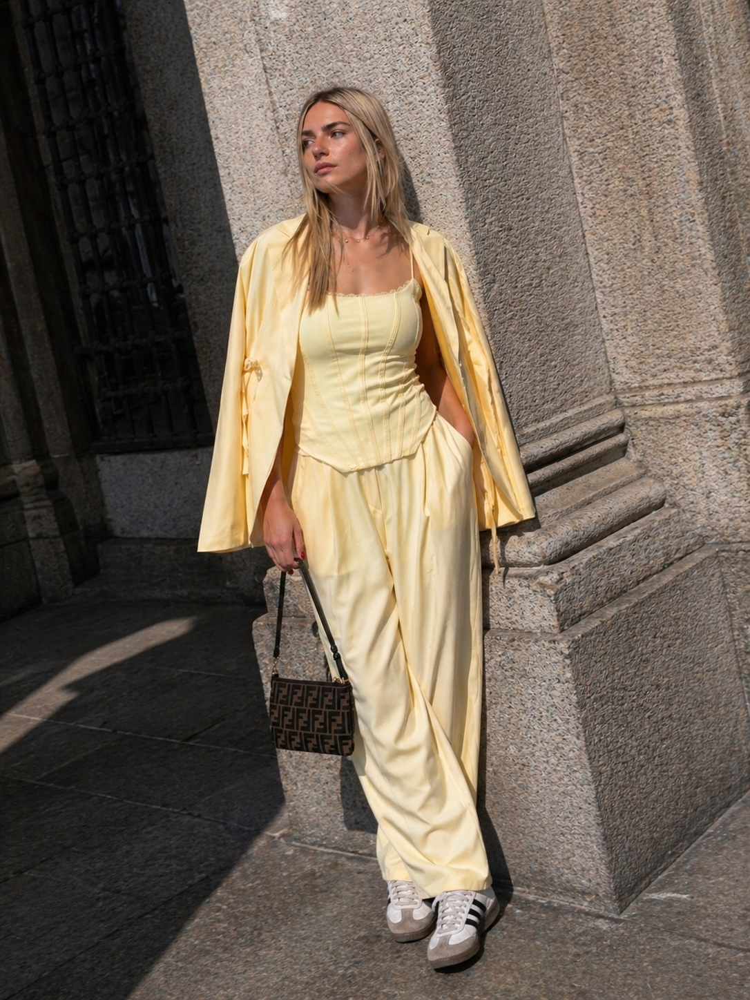 Butter Glow Suit – Tailleur giallo burro con blazer e pantalone morbido | Deda Roma