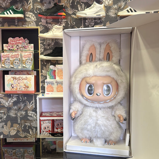 Scopri il nuovissimo Pop Mart Labubu The Monsters Zimomo Angel In Clouds Figure! Scatola sigillata e completo di tutti i suoi accessori. I Pop Mart Labubu The Monsters Zimomo Angel In Clouds Figure sono rari e difficilissimi da trovare! Acquistalo prima che finisca! Disponibile da Deda Roma, a Roma in zona Monteverde