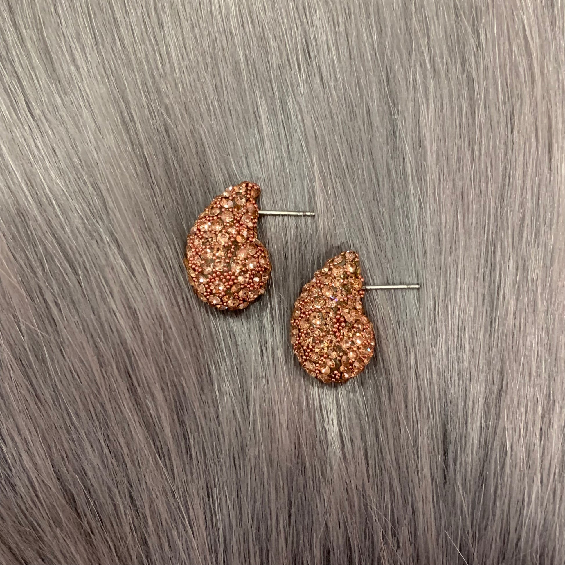 Esplora l'eleganza senza tempo con gli esclusivi orecchini a goccia in acciaio inossidabile ipoallergenico da Deda Roma in strass color Rose Gold. Ogni paio è un'opera d'arte che unisce design moderno e materiali di alta qualità per un look distintivo e senza pari. Aggiungi un tocco di classe ai tuoi outfit con i nostri gioielli impeccabili. Acquista ora e scopri il fascino di Deda Roma!