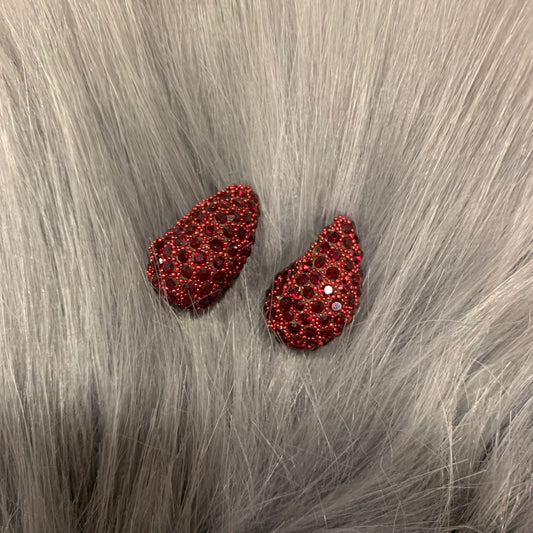 Esplora l'eleganza senza tempo con gli esclusivi orecchini a goccia in acciaio inossidabile ipoallergenico da Deda Roma in strass color cherry. Ogni paio è un'opera d'arte che unisce design moderno e materiali di alta qualità per un look distintivo e senza pari. Aggiungi un tocco di classe ai tuoi outfit con i nostri gioielli impeccabili. Acquista ora e scopri il fascino di Deda Roma!