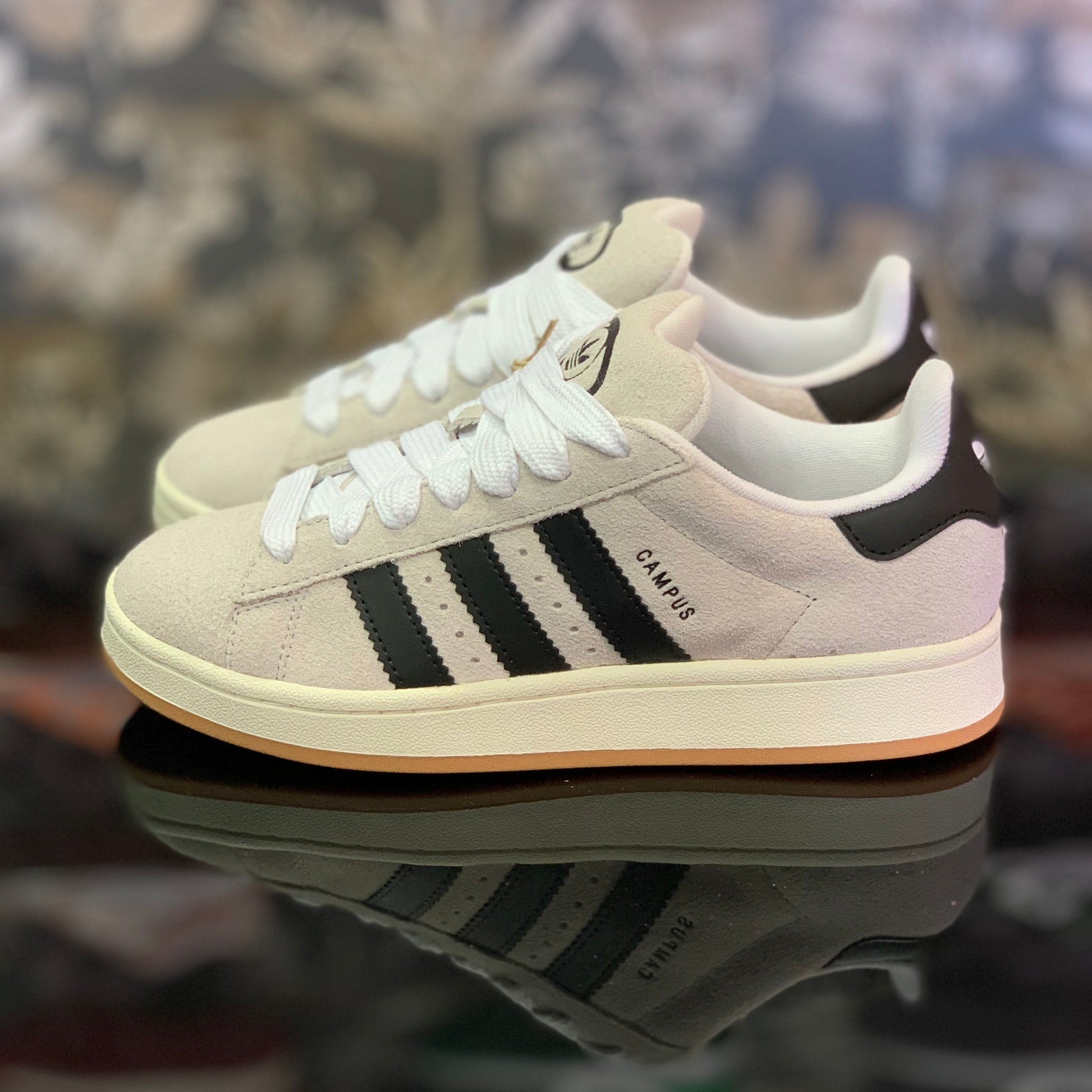 Adidas Campus 00s Crystal White Core Black GY0042 - Stile Retro e Versatilità Moderna su Deda Roma