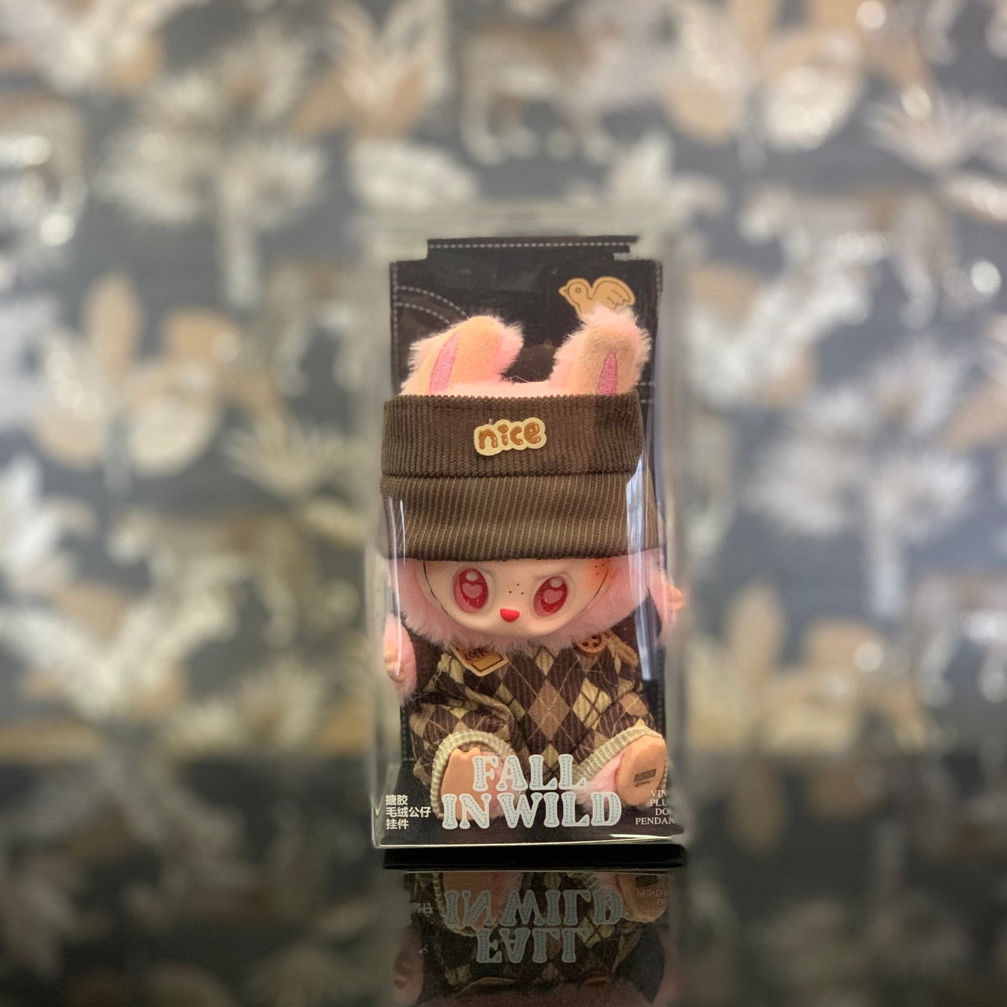 Scopri i nuovissimi Pop Mart Labubu + Dress! Il Pop Mart Labubu + Dress può essere utilizzato come portachiavi o accessorio di moda per completare il tuo stile personale. Attaccalo alla borsa, alle chiavi o ad altri oggetti personali, puoi portare i tuoi Pop Mart Labubu + Dress con te! 15cm in altezza circa. Scatola sigillata e completo di tutti i suoi accessori. The Monsters è raro e difficile da trovare! Acquistalo prima che finisca. Disponibile da Deda Roma, a Roma in zona Monteverde