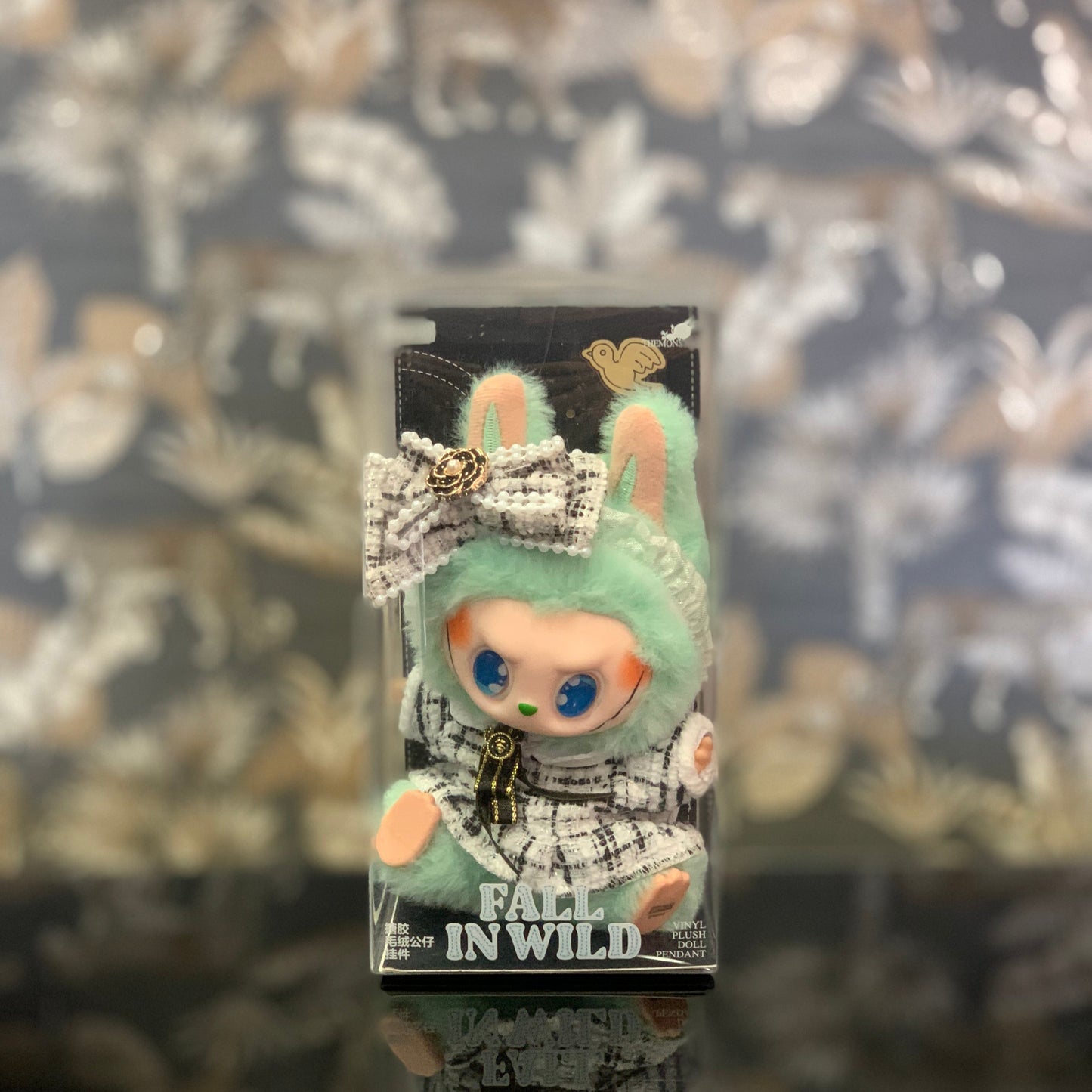 Scopri i nuovissimi Pop Mart Labubu + Dress! Il Pop Mart Labubu + Dress può essere utilizzato come portachiavi o accessorio di moda per completare il tuo stile personale. Attaccalo alla borsa, alle chiavi o ad altri oggetti personali, puoi portare i tuoi Pop Mart Labubu + Dress con te! 15cm in altezza circa. Scatola sigillata e completo di tutti i suoi accessori. The Monsters è raro e difficile da trovare! Acquistalo prima che finisca. Disponibile da Deda Roma, a Roma in zona Monteverde