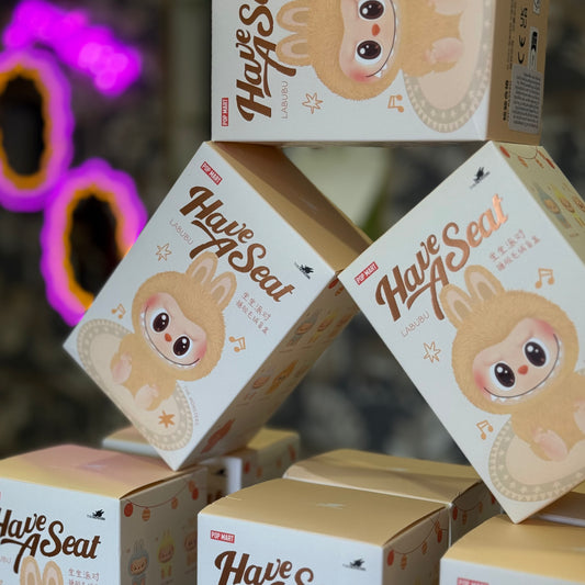 Scopri i nuovissimi Pop Mart Labubu The Monsters Have A Seat Vinyl Face! Il Pop Mart Labubu The Monsters Have A Seat Vinyl Face può essere utilizzato come portachiavi o accessorio di moda per completare il tuo stile personale. Scatola sigillata e completo di tutti i suoi accessori. I Pop Mart Labubu The Monsters Have A Seat Vinyl Face sono rari e difficilissimi da trovare! Acquistalo prima che finisca! Disponibile da Deda Roma, a Roma in Zona Monteverde