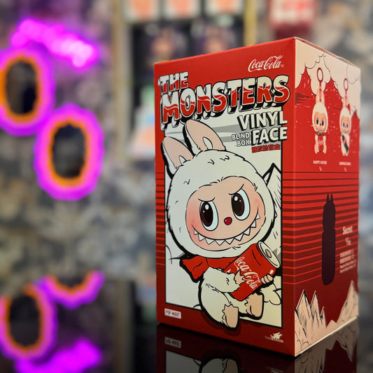 Scopri i nuovissimi Pop Mart Labubu The Monsters Coca Cola Vinyl Face! Il Pop Mart Labubu The Monsters Coca Cola Vinyl Face può essere utilizzato come portachiavi o accessorio di moda per completare il tuo stile personale. Scatola sigillata e completo di tutti i suoi accessori. I Pop Mart Labubu The Monsters Coca Cola Vinyl Face sono rari e difficilissimi da trovare! Acquistalo prima che finisca! Disponibile da Deda Roma, a Roma in zona Monteverde