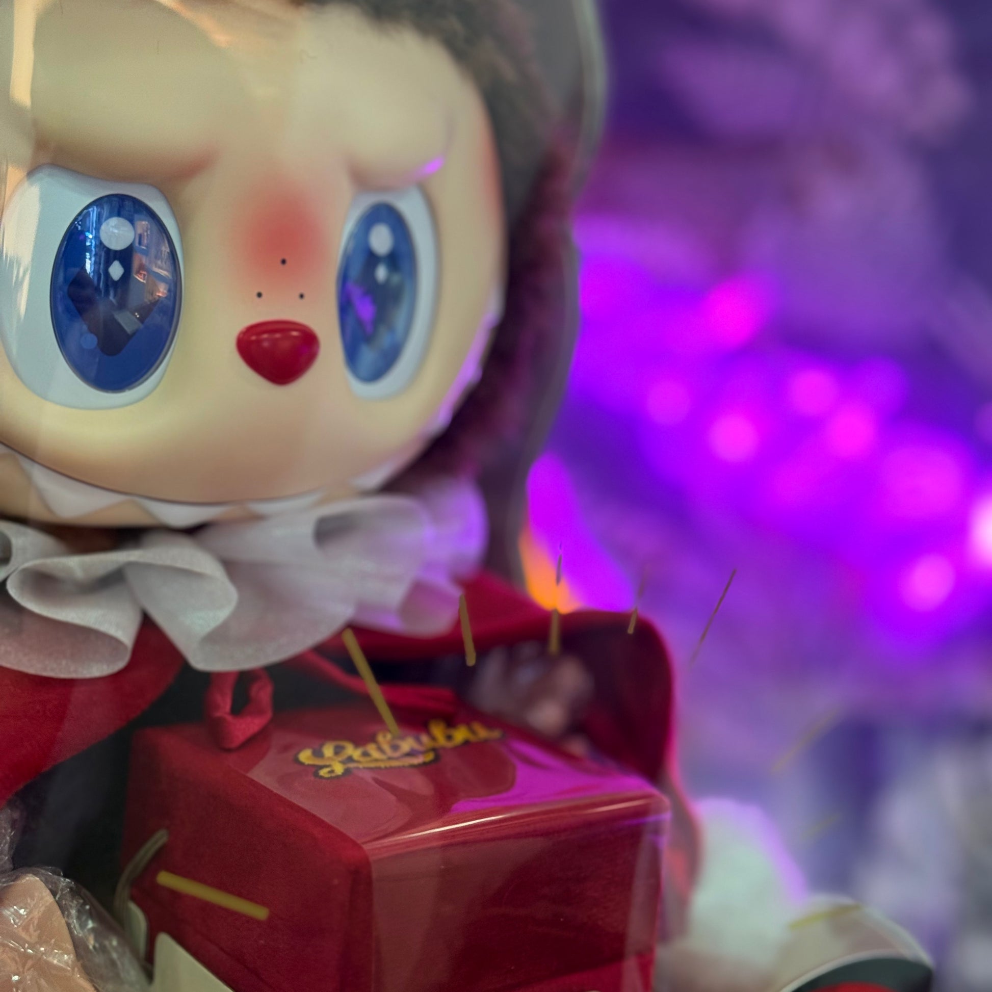 Scopri il maestoso e rarissimo Pop Mart Labubu Let’s Checkmate King! Una figura da collezione alta circa 38 cm, con corona, mantello e scatola porta anello. Perfetta come decorazione, regalo unico o proposta romantica. Scatola sigillata, edizione limitata e difficile da trovare! Acquistalo prima che finisca! Disponibile da Deda Roma, a Roma in zona Monteverde.