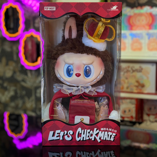 Scopri il maestoso e rarissimo Pop Mart Labubu Let’s Checkmate King! Una figura da collezione alta circa 38 cm, con corona, mantello e scatola porta anello. Perfetta come decorazione, regalo unico o proposta romantica. Scatola sigillata, edizione limitata e difficile da trovare! Acquistalo prima che finisca! Disponibile da Deda Roma, a Roma in zona Monteverde.