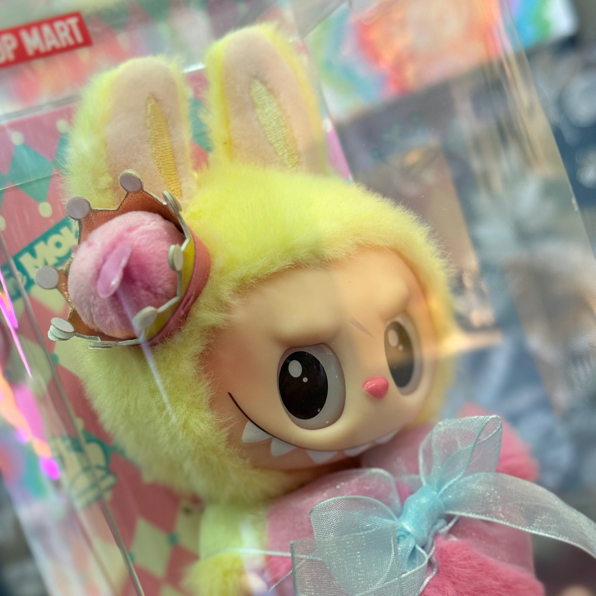 Scopri il maestoso e rarissimo Pop Mart Labubu Let’s Checkmate Queen! Una figura da collezione con corona e cuore. Perfetta come decorazione, regalo unico o proposta romantica. Scatola sigillata, edizione limitata e difficile da trovare! Acquistalo prima che finisca! Disponibile da Deda Roma, a Roma in Via di Monteverde 11G o online su dedaroma.com