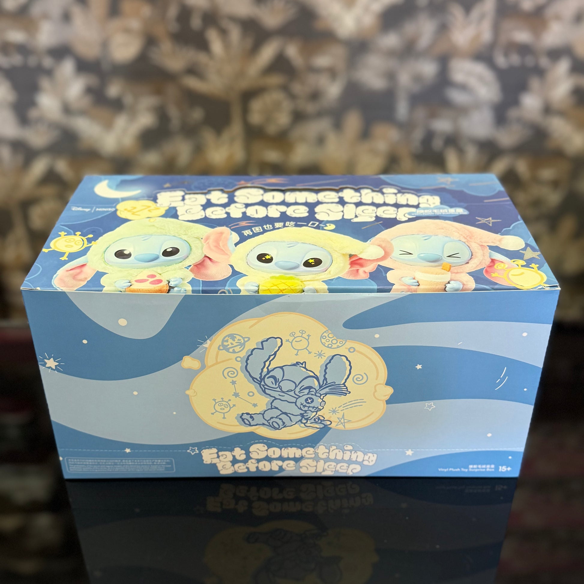Blind Box Miniso x Disney Stitch Eat Something Before Sleep. Disponibile da Deda Roma, Via di Monteverde 11G, o online su dedaroma.com con spedizione sicura.