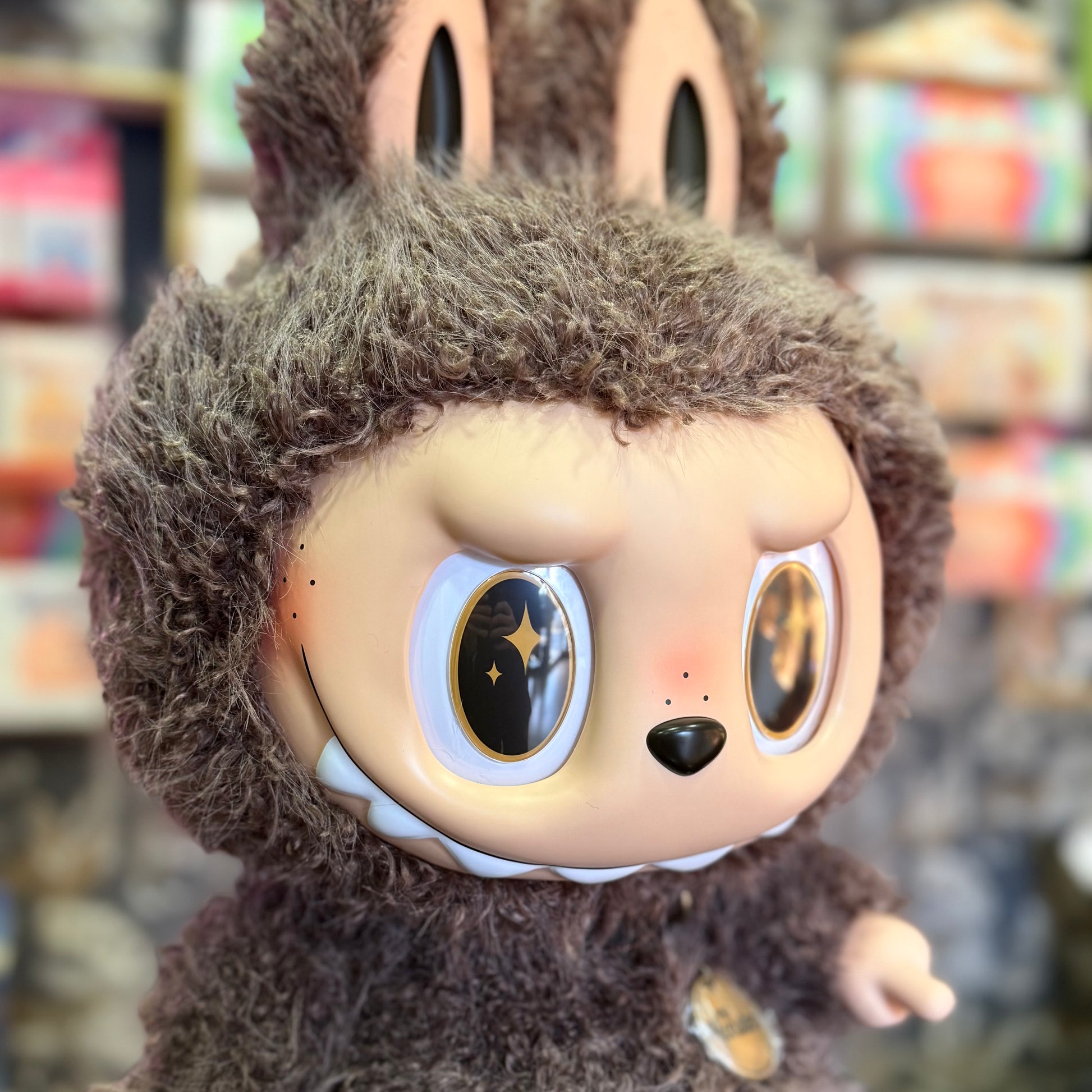 Acquista "Labubu Zimomo I Found You" originale Pop Mart in esclusiva da Dedaroma in Via di Monteverde 11G a Roma. Rivenditori esclusivi a Roma e in Italia con spedizione express gratuita.