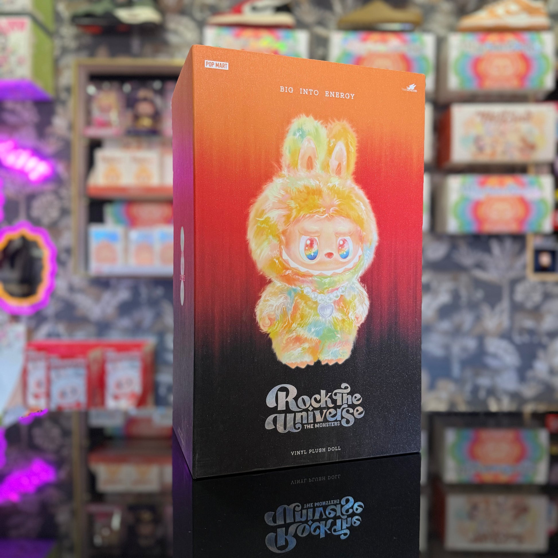 Acquista Labubu Big Into Energy “Rock the Universe” da 38 cm originale Pop Mart su Dedaroma. Rivenditori esclusivi a Roma e in Italia. Spedizione express gratuita!