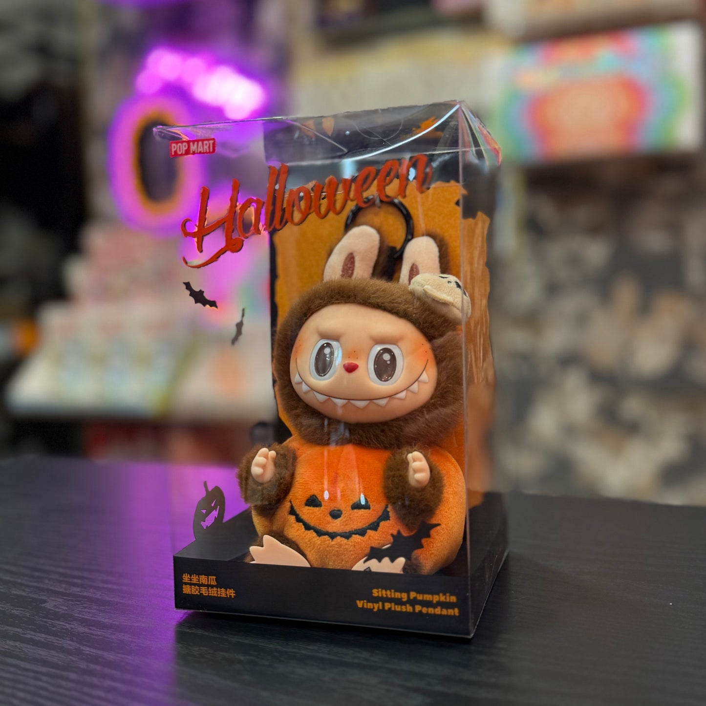 Acquista il Labubu Pop Mart Sitting Pumpkin, edizione ufficiale. Spedizione rapida e gratuita. Da Deda Roma primo rivenditore in via di monteverde 11G a Roma