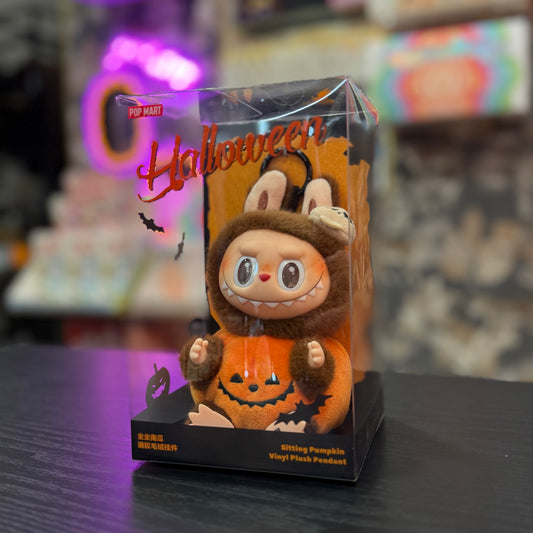 Acquista il Labubu Pop Mart Sitting Pumpkin, edizione ufficiale. Spedizione rapida e gratuita. Da Deda Roma primo rivenditore in via di monteverde 11G a Roma