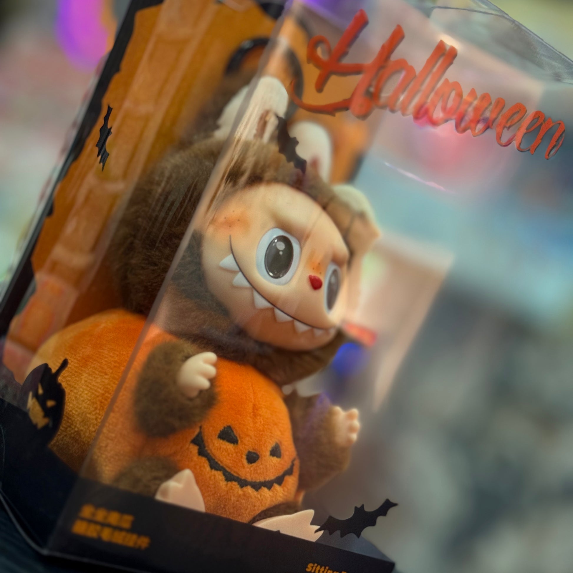 Acquista il Labubu Pop Mart Sitting Pumpkin, edizione ufficiale. Spedizione rapida e gratuita. Da Deda Roma primo rivenditore in via di monteverde 11G a Roma