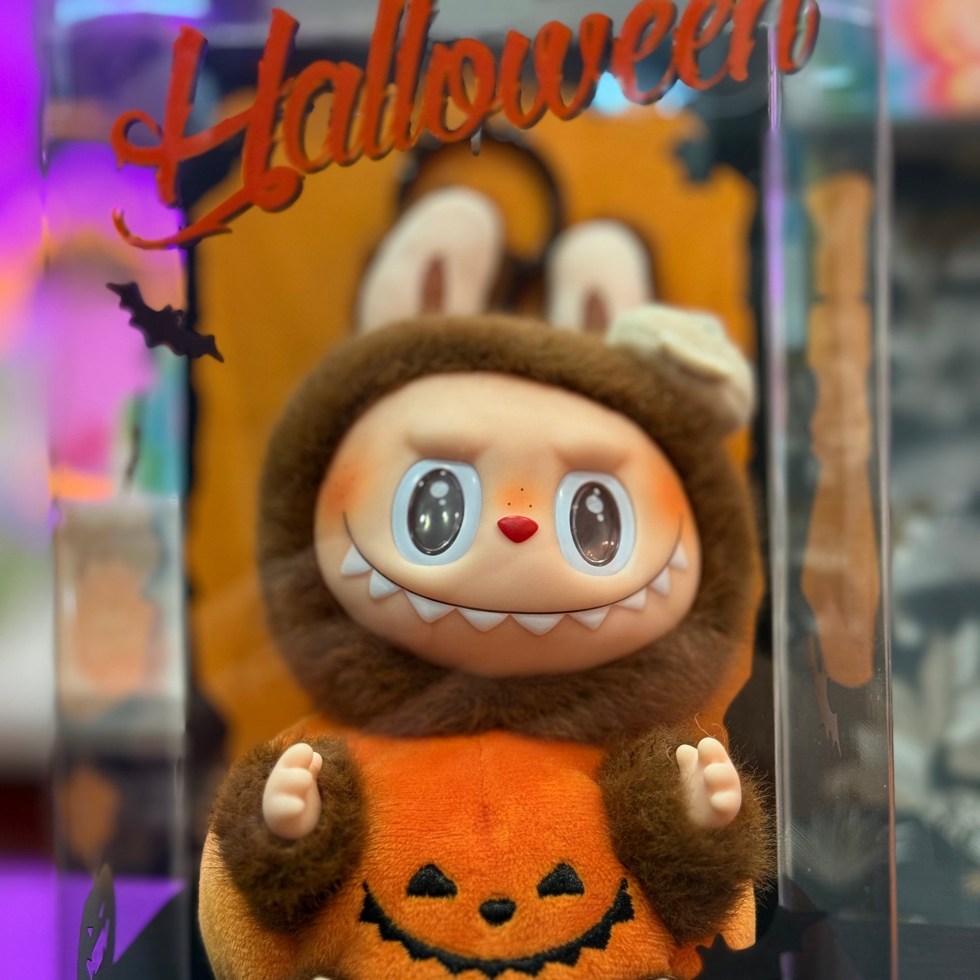 Acquista il Labubu Pop Mart Sitting Pumpkin, edizione ufficiale. Spedizione rapida e gratuita. Da Deda Roma primo rivenditore in via di monteverde 11G a Roma