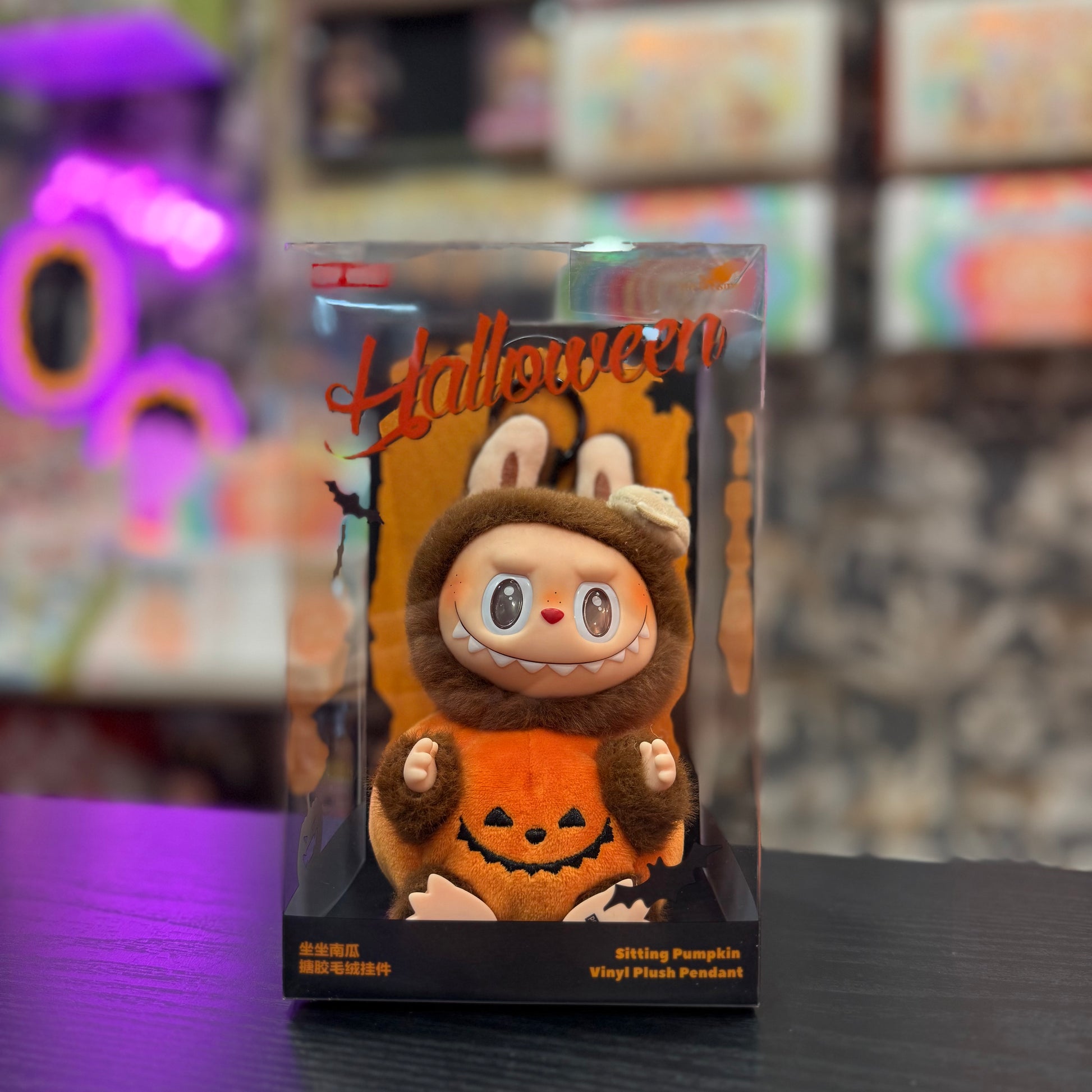 Acquista il Labubu Pop Mart Sitting Pumpkin, edizione ufficiale. Spedizione rapida e gratuita. Da Deda Roma primo rivenditore in via di monteverde 11G a Roma