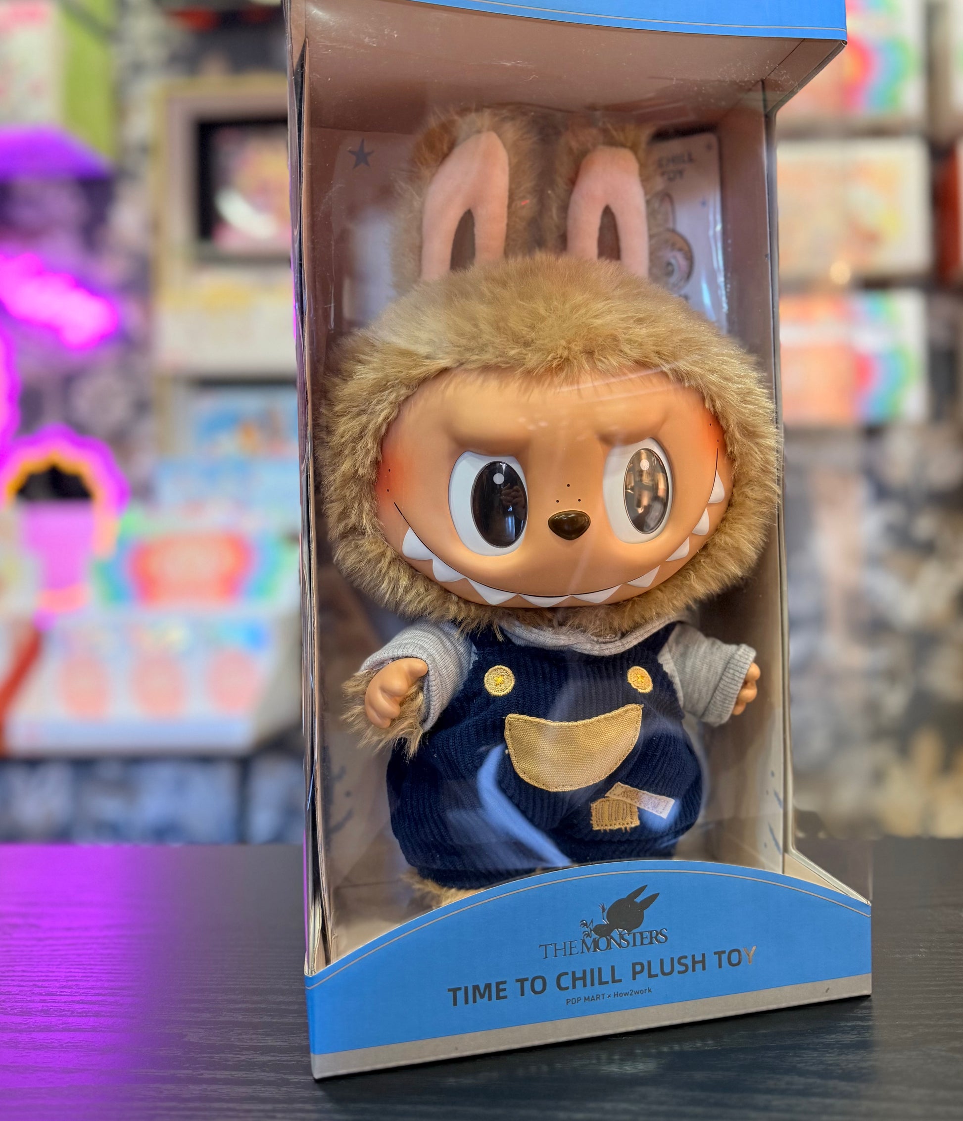 Acquista il Labubu Pop Mart Time To Chill, edizione ufficiale. Spedizione rapida e gratuita. Da Deda Roma primo rivenditore Italiano in via di monteverde 11G a Roma