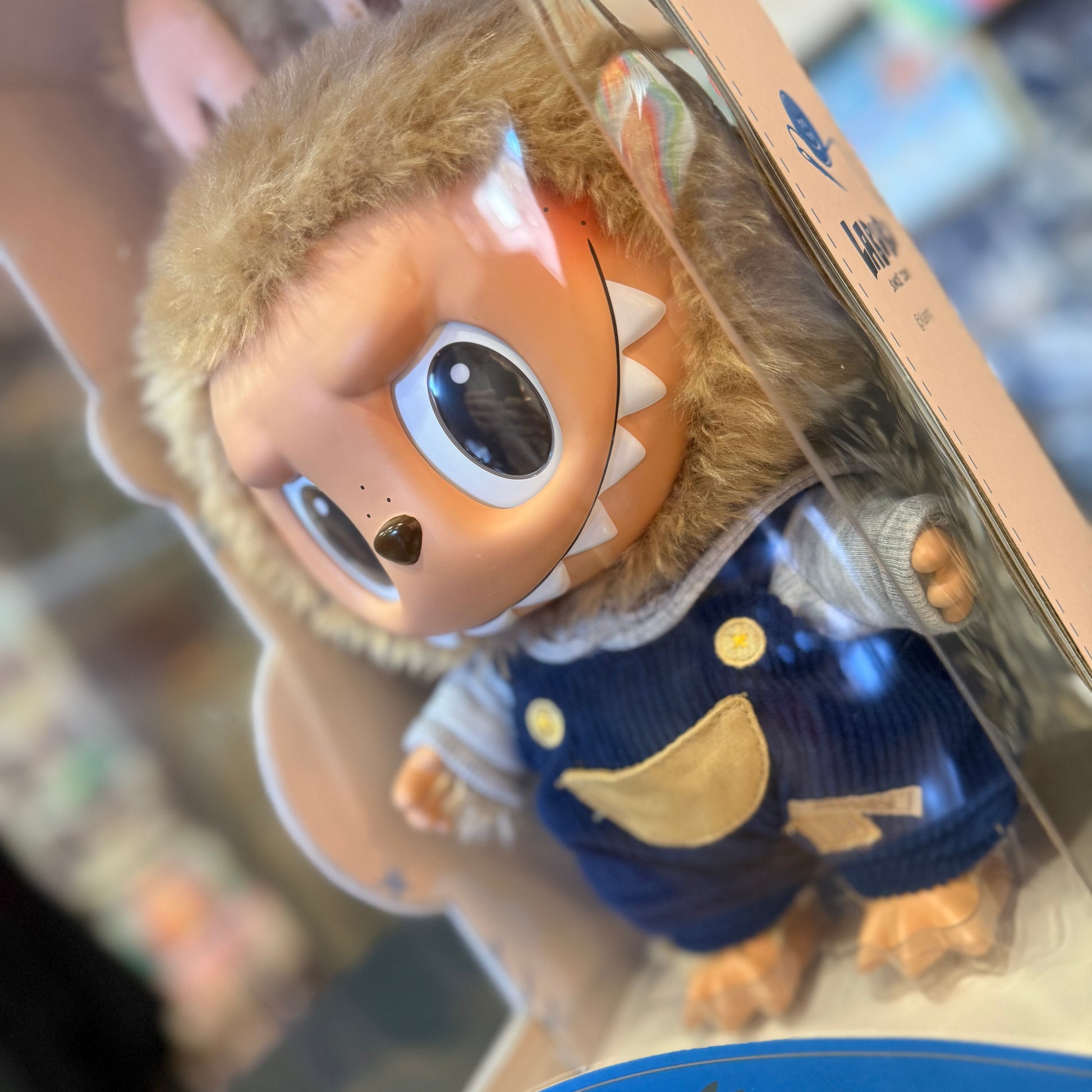 Acquista il Labubu Pop Mart Time To Chill, edizione ufficiale. Spedizione rapida e gratuita. Da Deda Roma primo rivenditore Italiano in via di monteverde 11G a Roma