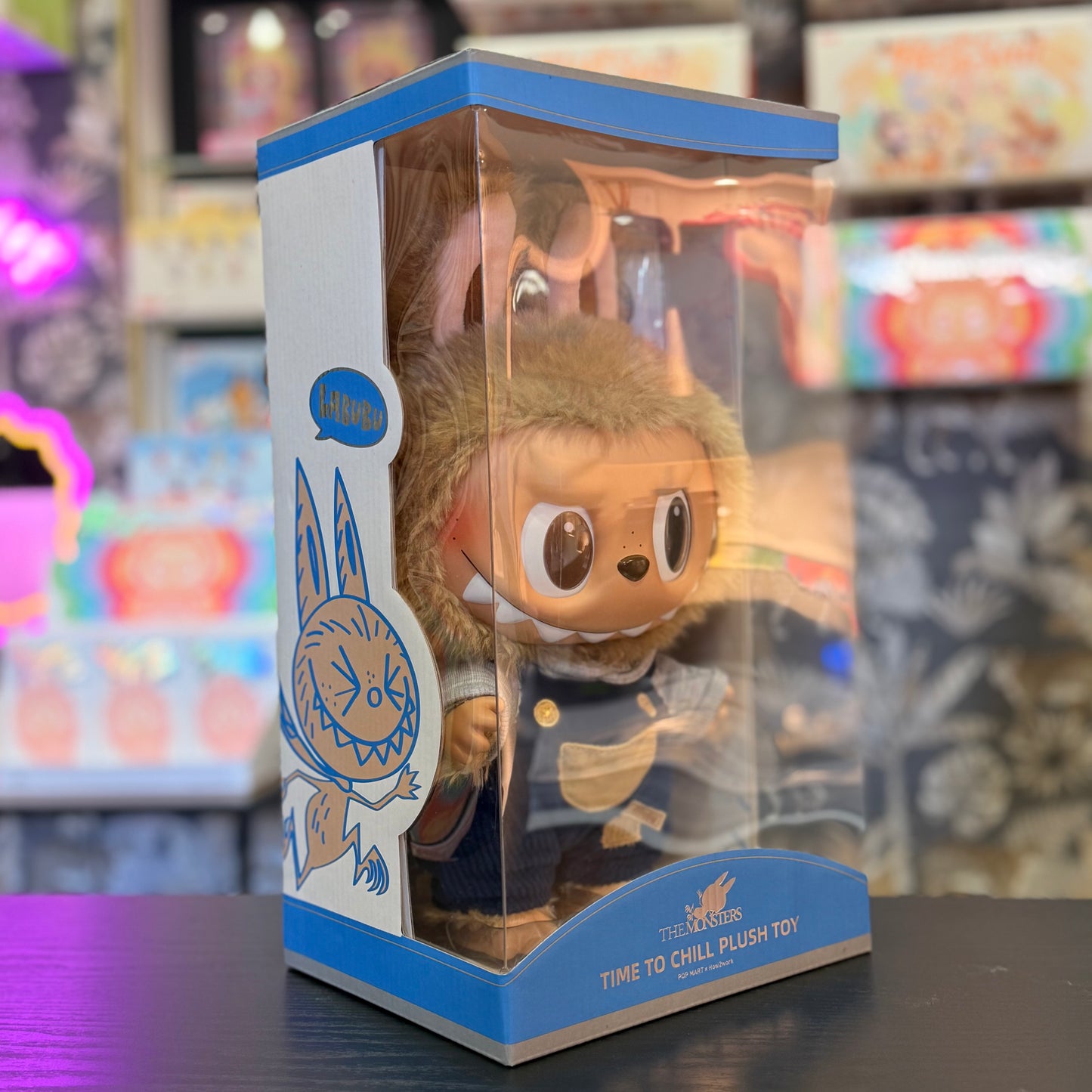 Acquista il Labubu Pop Mart Time To Chill, edizione ufficiale. Spedizione rapida e gratuita. Da Deda Roma primo rivenditore Italiano in via di monteverde 11G a Roma