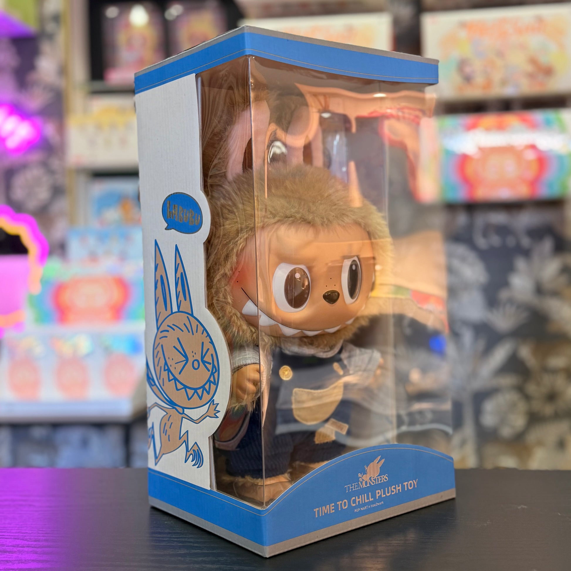 Acquista il Labubu Pop Mart Time To Chill, edizione ufficiale. Spedizione rapida e gratuita. Da Deda Roma primo rivenditore Italiano in via di monteverde 11G a Roma