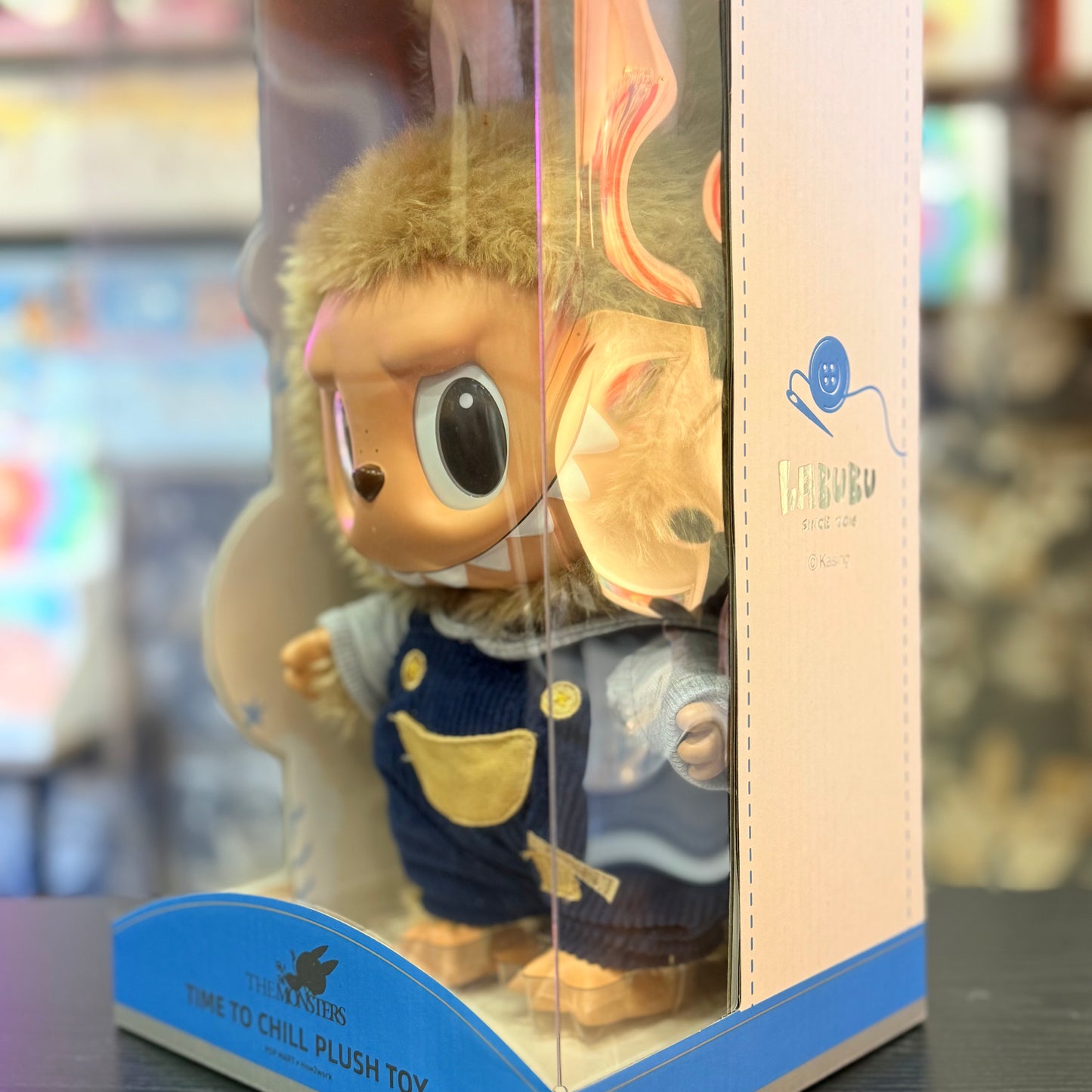 Acquista il Labubu Pop Mart Time To Chill, edizione ufficiale. Spedizione rapida e gratuita. Da Deda Roma primo rivenditore Italiano in via di monteverde 11G a Roma