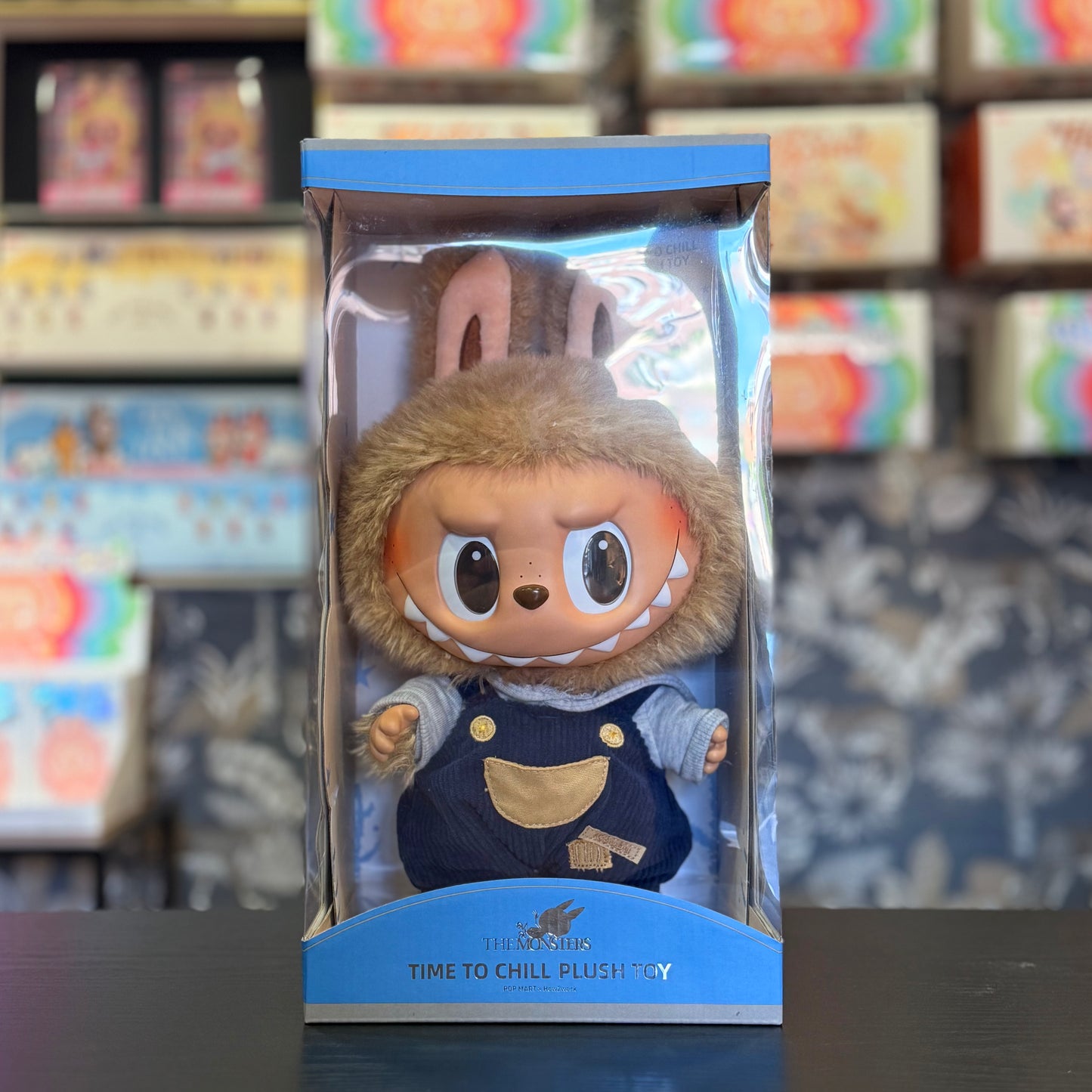 Acquista il Labubu Pop Mart Time To Chill, edizione ufficiale. Spedizione rapida e gratuita. Da Deda Roma primo rivenditore Italiano in via di monteverde 11G a Roma