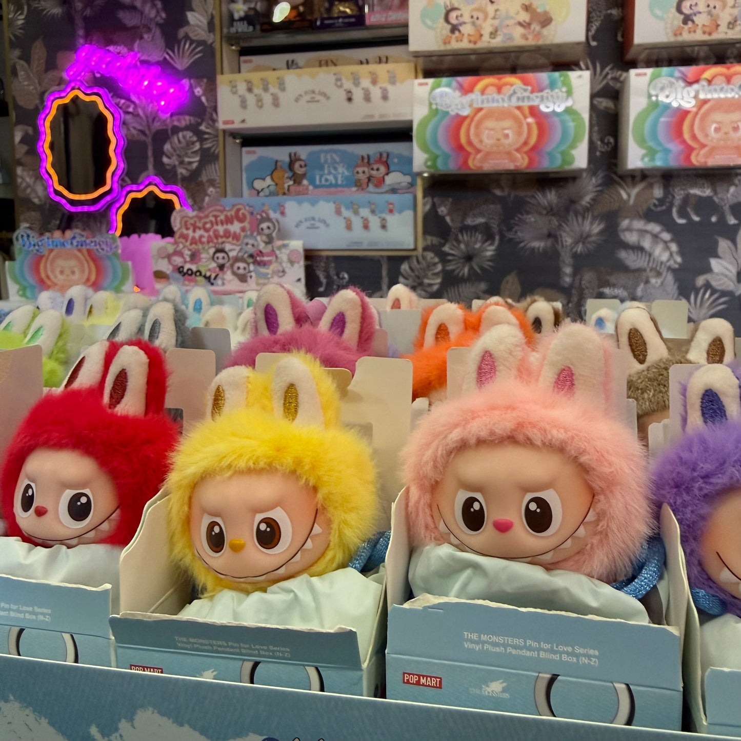 Novità in esclusiva da Deda Roma POP MART Labubu “Pin for Love” con possibilità di scelta della lettera. Disponibile da Deda Roma, Via di Monteverde 11G o online dedaroma.com con spedizione express.